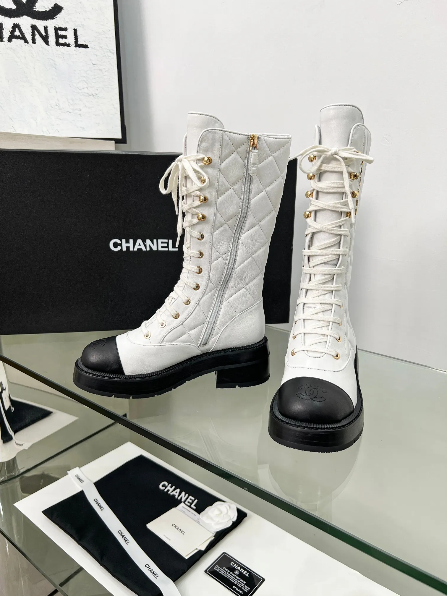 👟👟Ex-factory price 840👟👟 2025CHANEL I finally own this pair of Chanel diamond boots💫 Classic diamond pattern with black and white color, fashionable and high-end, and the thick sole is super stable for walking~ It instantly turns into a fashionable and cool cover when you put it on. Who knows the charm of Fragrant Grandma? When I was asked about the link while shopping, I was so happy🥳 Fabric: sheepskin, cow suede Lining: sheepskin Color: black white apricot Code number: 5-40 (41 customized)